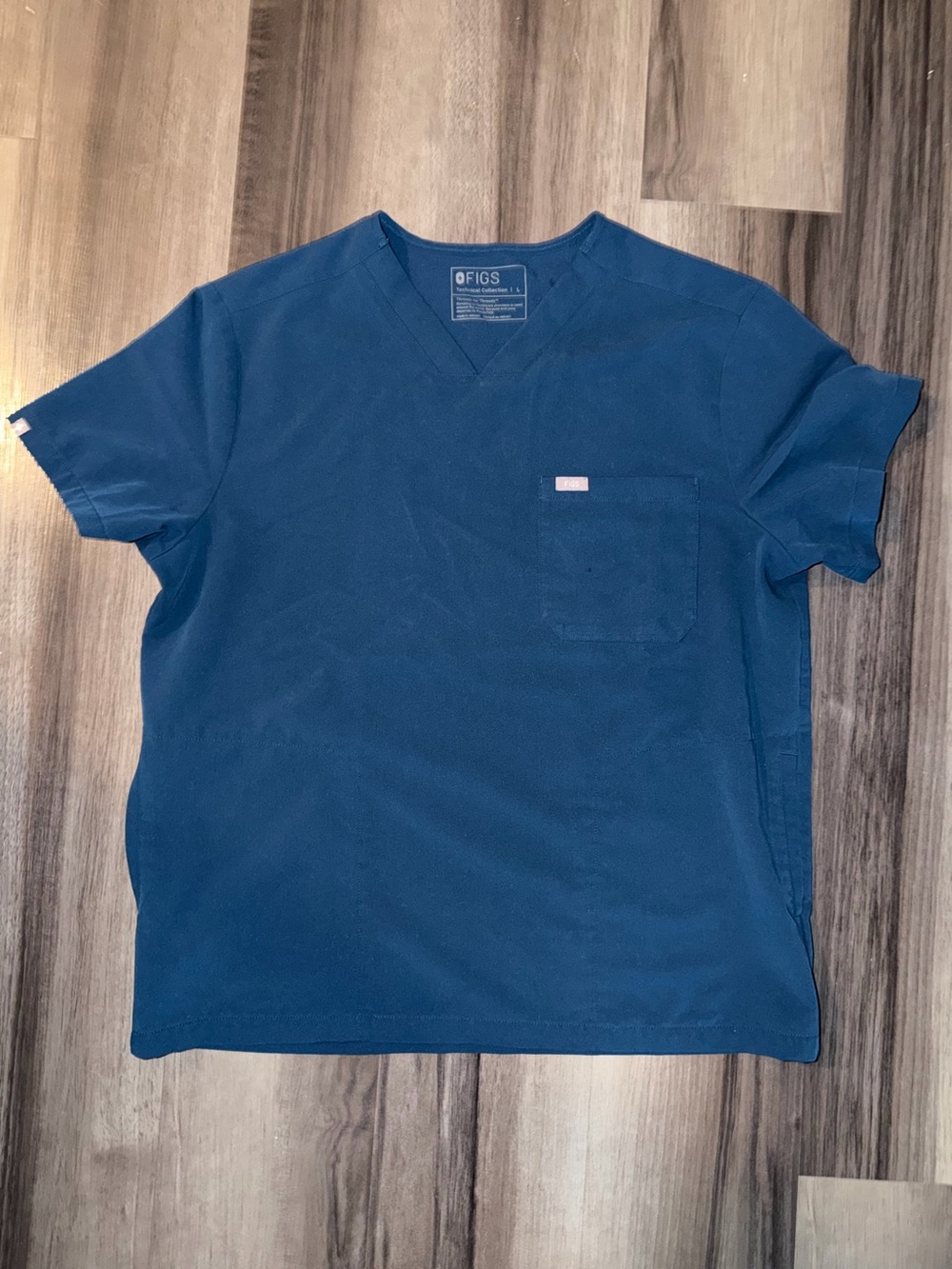 Figs Men’s Leon Three-Pocket Scrub Top Deep Reef